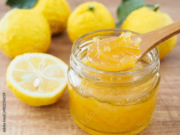 Obraz 新鮮な柚子の実と手作りの柚子ジャム