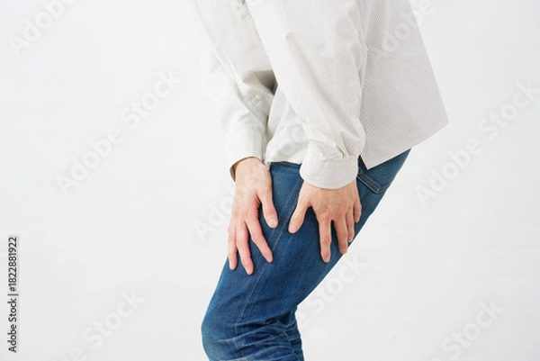 Obraz 男性　坐骨神経痛　顔無し　白背景