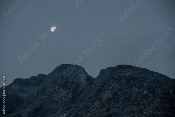 Obraz Moon Begins To Set Over Rocky Ridge In Glacier