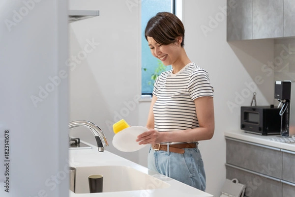 Obraz キッチンで皿を洗う女性（家事・主婦）