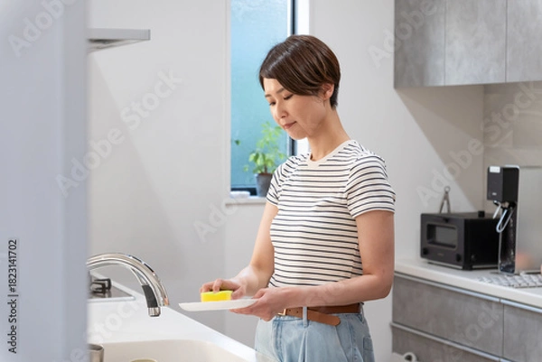 Obraz キッチンで皿を洗う女性（家事・主婦）