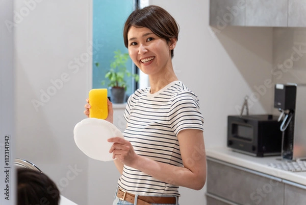 Obraz キッチンで皿洗いをする女性（家事・主婦）