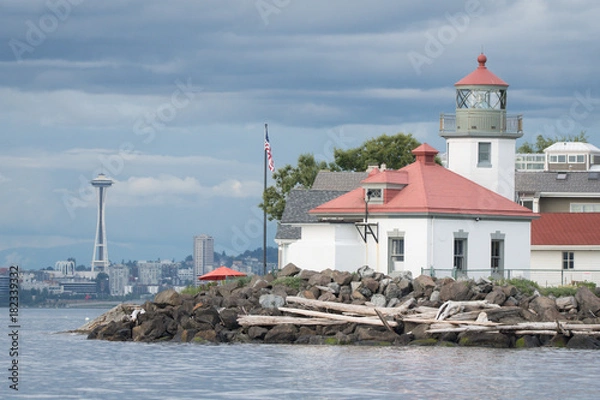 Obraz Alki Point Lighthouse and Space Needle on Cloudy Day