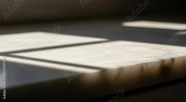 Obraz 大理石の表面に差し込む柔らかい自然光が作る穏やかな影のコントラスト