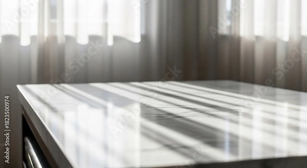 Obraz 明るい室内、カーテン越しの光がテーブルを照らす静かな空間