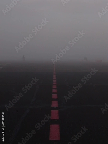 Fototapeta endless road in berlin tempelhof / tempelhofer feld