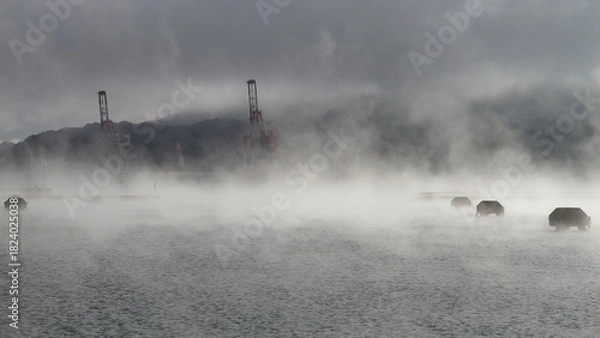 Obraz 霧に包まれる海とクレーン