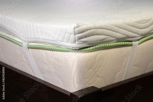Obraz Topper mattress with a core of pressure-relieving gel foam. Adapts to body and leads away excess heat. White soft mattress.