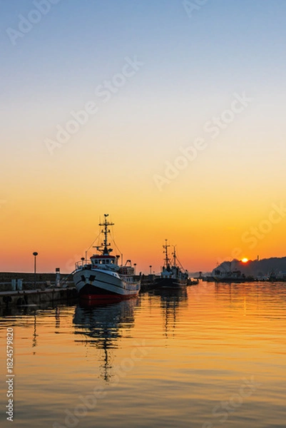 Obraz Sonnenuntergang und Fischerboote im Hafen der Stadt Sassnitz auf der Insel Rügen