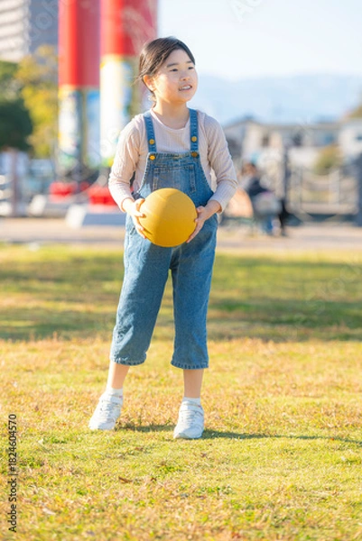 Obraz 日本の子どもがボール遊びを楽しむ元気な公園アクティビティ