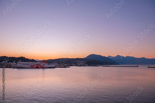 Obraz 夕暮れの別府湾に停泊する船と西大分港の穏やかな海景色
