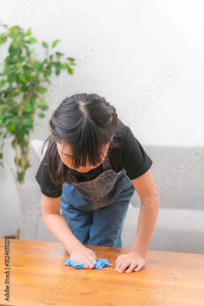 Obraz 自宅でテーブルを拭く女の子のお手伝いシーン
