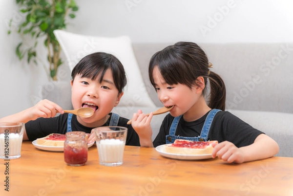 Obraz 食パンにジャムをのせて食べる子どもたちの家庭的な朝の時間