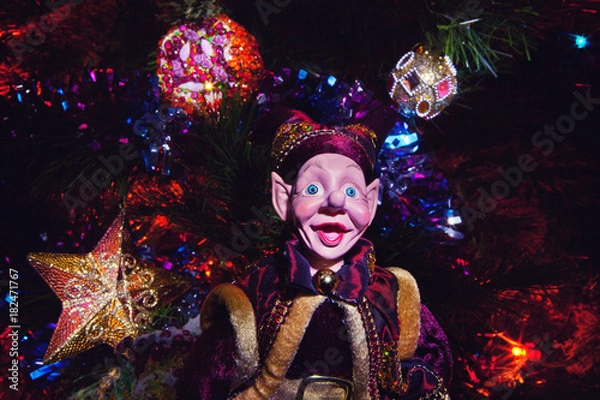 Fototapeta Новогодняя фигурка Шута у ёлки