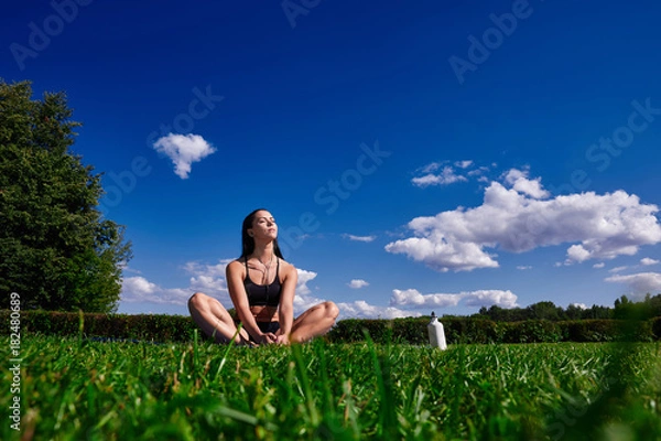 Obraz Girl sitting in the Park and enjoy the sunlight.