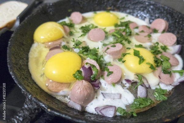 Obraz cooking fried eggs with sausages