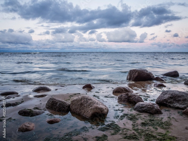 Obraz Seascape Z Skał Leżących Na Wybrzeżu Morza Rano