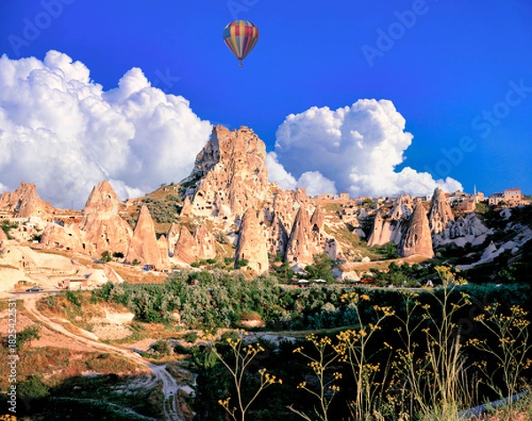 Obraz 世界遺産・カッパドキアの奇岩群にかかる入道雲