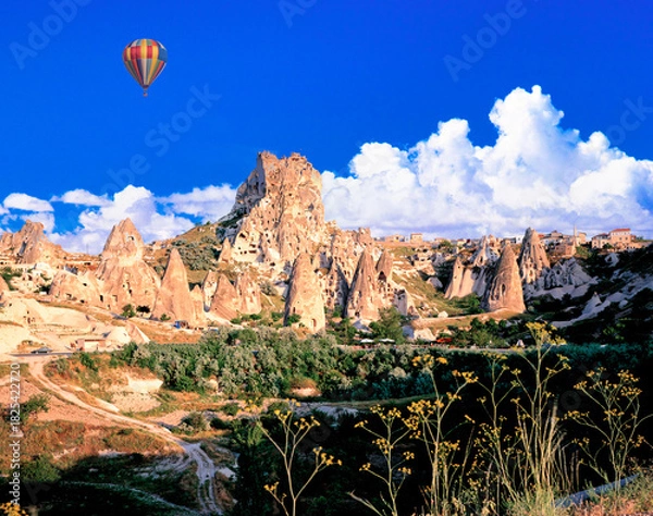 Obraz 世界遺産・カッパドキアの奇岩群にかかる入道雲