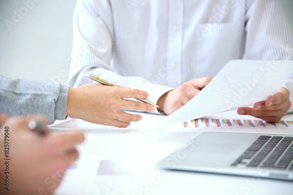 Obraz 会社で企画会議をする男女