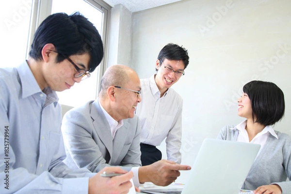 Obraz 会社で企画会議をする男女