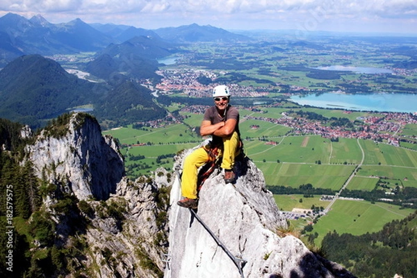 Obraz Mann im Klettersteig mit der Stadt Füssen im Hintergrund