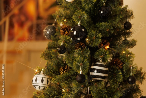 Obraz キラキラと輝くイルミネーションとモノトーンのオーナメント