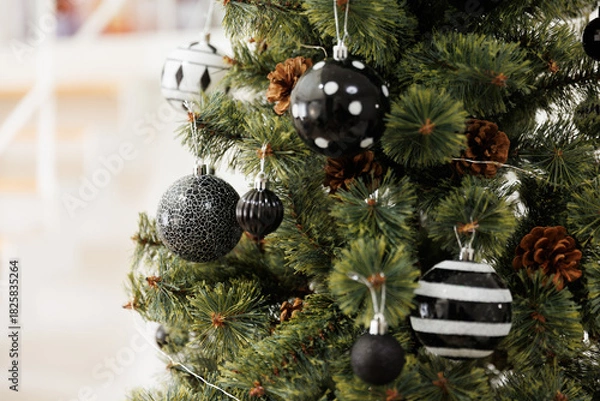 Obraz モノトーンのシックなオーナメントで飾られたクリスマスツリーのクローズアップ