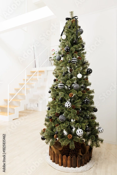 Obraz 白い部屋と階段、黒と白のオーナメントで飾られたおしゃれなクリスマスツリー