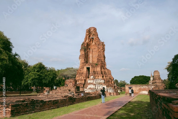 Fototapeta Tourists and the ruins of a pagoda at Wat Mahathat