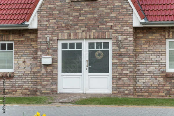 Fototapeta Weiße Haustür eines Hauses mit Glas