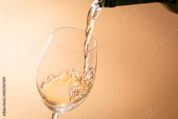 Obraz 白ワインを注ぐ
