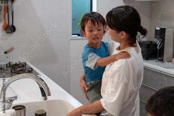 Obraz 子どもが泣いて家事ができないお母さん