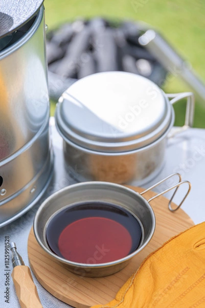 Obraz 焚き火の準備をしながらのコーヒーブレイク、シェラカップと革手袋