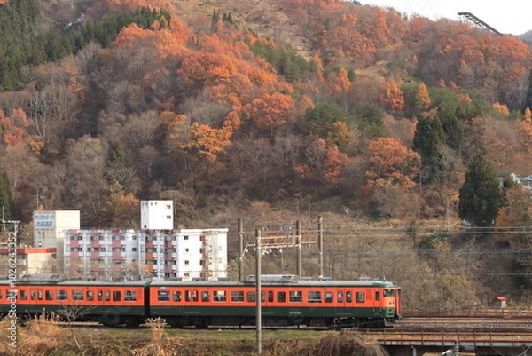 Obraz 廃墟群が立ち並ぶ妙高高原駅に到着するしなの鉄道115系電車の臨時列車_2025/11/23撮影