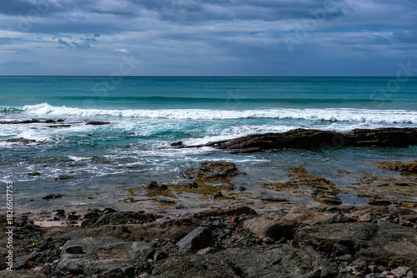 Obraz View of surf crashing against the rocks and the Victorian coastline along the Great Ocean Road, Australia.