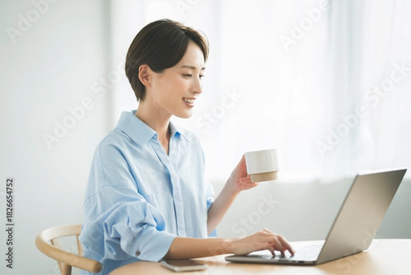 Fototapeta 自宅でパソコン作業をする女性