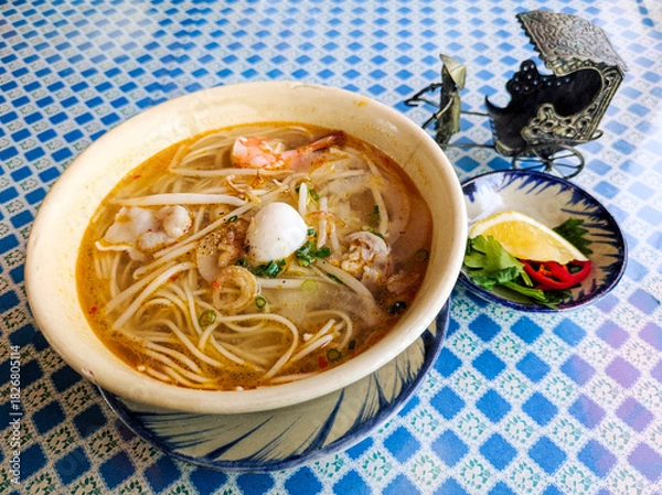 Obraz ベトナムの麺料理ミー・トム 海老やうずらの卵 豚肉が入ったスパイシーラーメン