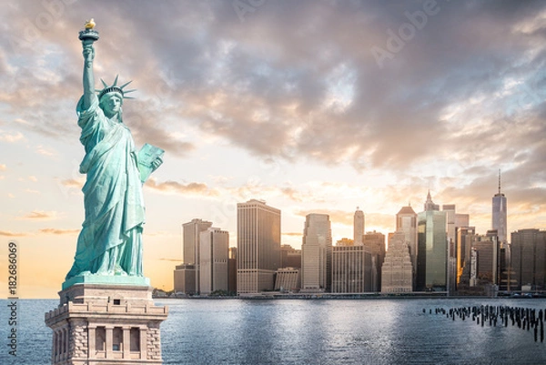 Obraz Statua Wolności na Dolnym Manhattanie wieczorem o zachodzie słońca, Zabytki Nowego Jorku, USA