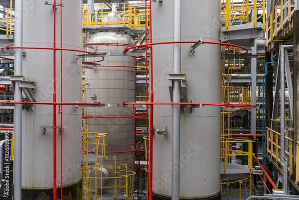 Obraz Distillation Columns and Process Towers at Petrochemical Plant