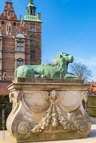 Obraz Bronze lion statues at the entrance gate of Rosenborg Castle in Copenhagen, Denmark