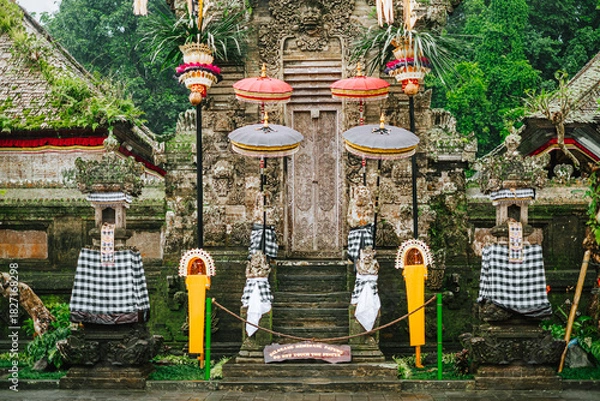 Fototapeta Balinese Temple Gate with Traditional Decorations and Statues