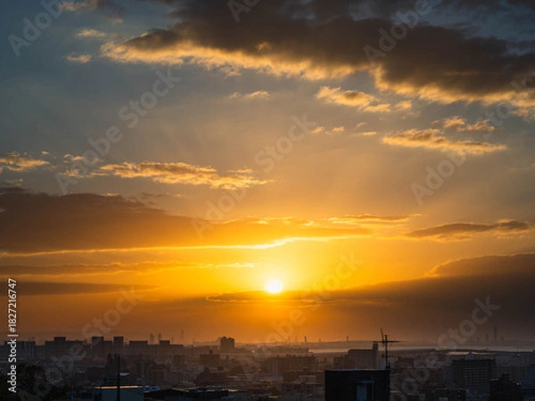 Fototapeta 都市の夜明け　神戸市東灘区岡本の梅林公園からの日の出