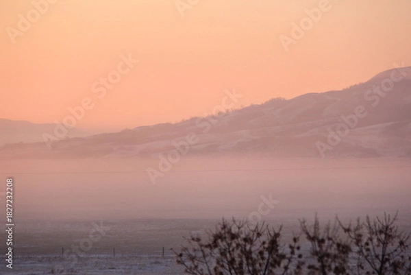 Fototapeta Crisp and Cold Sunrise in the Fog Covered Valley.