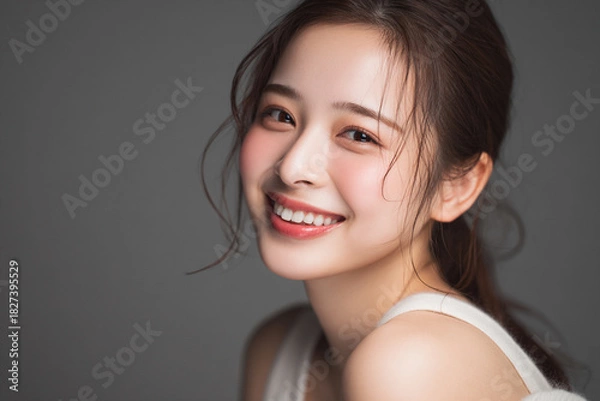 Obraz 笑顔できらめく綺麗な肌と白い歯を見せる日本人女性美人モデルの接写写真。デンタルケア, オーラルケア、スキンケア、コスメ広告用。