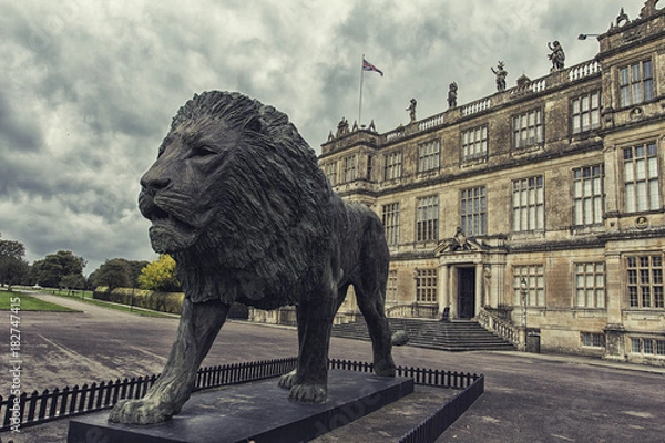 Obraz A lion monument in front of old royal palace in England