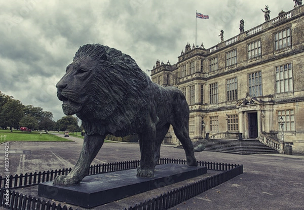 Fototapeta A lion monument in front of old royal palace in England