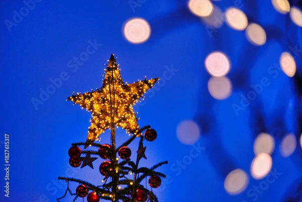 Fototapeta Beleuchteter Stern an einer Christbaumspitze