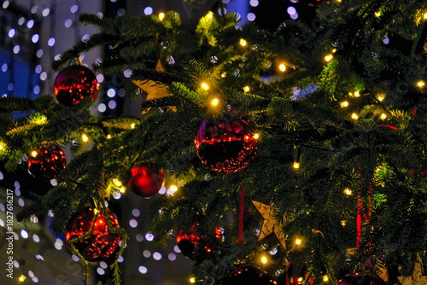 Fototapeta Christbaumkugeln im Baum