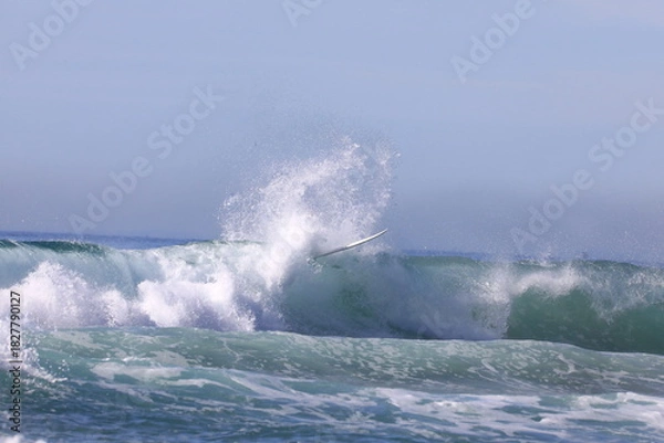 Obraz Crushing wave hating the surfer